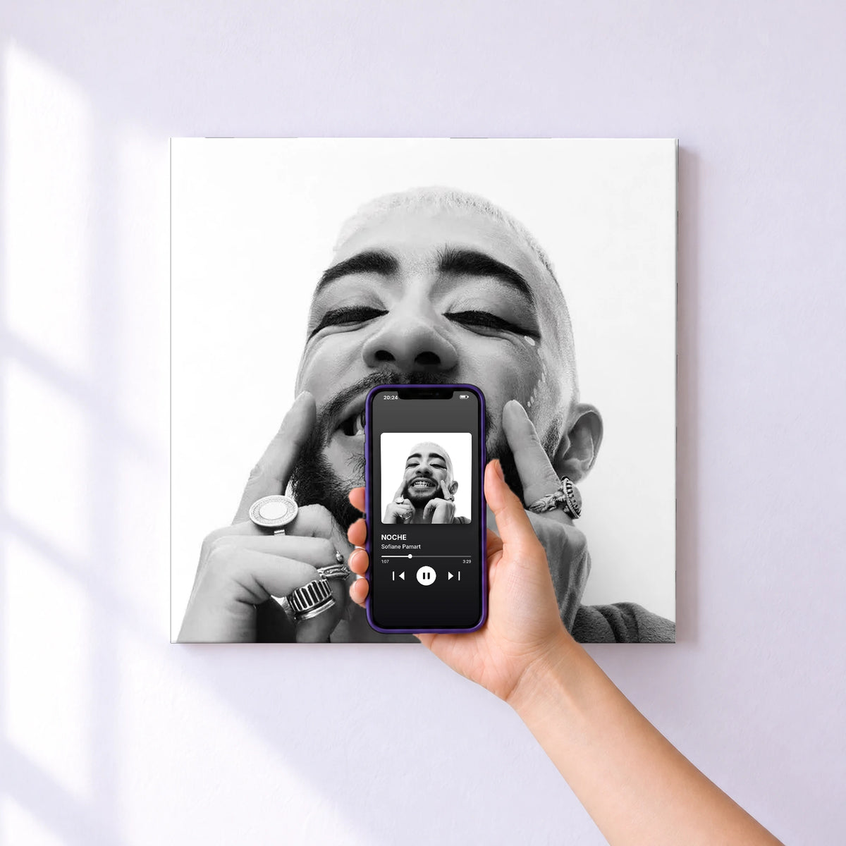 Affiche connectée NOCHE de Sofiane Pamart au mur : l'album se lance en approchant le téléphone