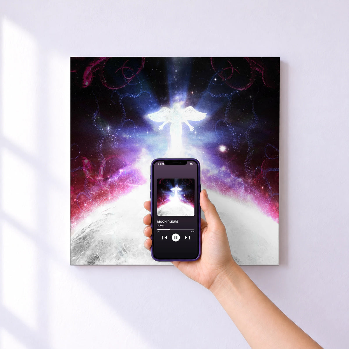 Affiche connectée MOON'PLEURE de Sokuu au mur : l'album se lance en approchant le téléphone