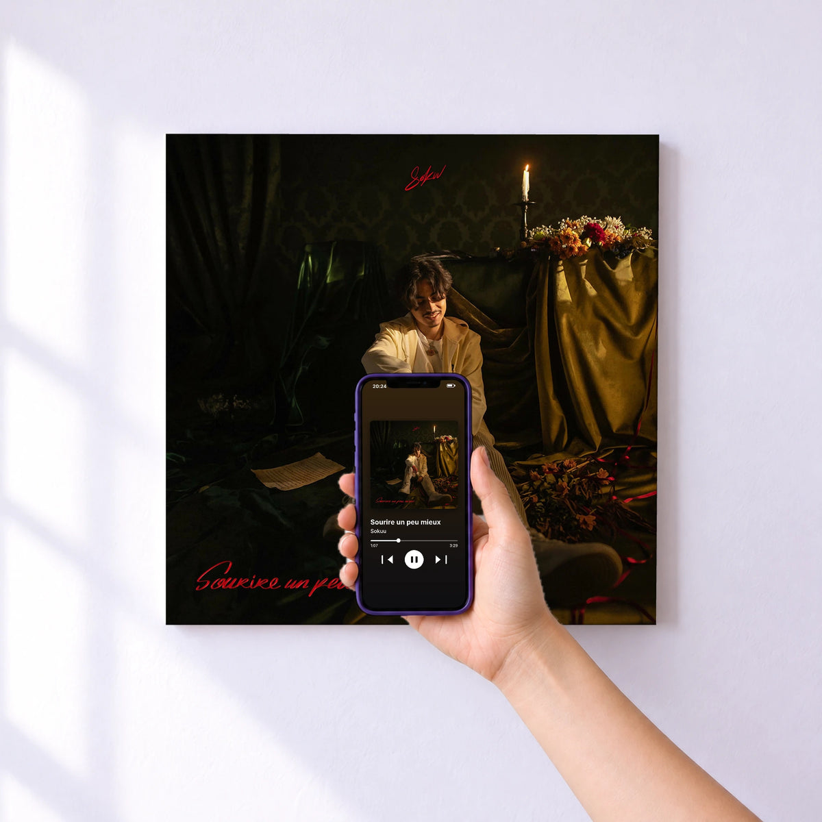 Affiche connectée Sourire un peu mieux de Sokuu au mur : l'album se lance en approchant le téléphone