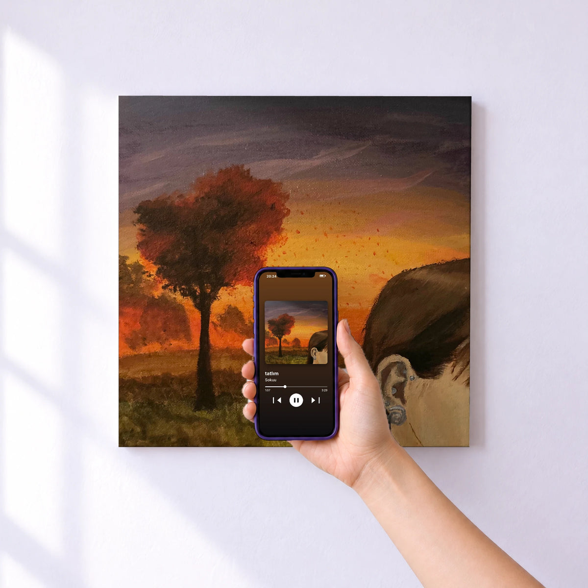 Affiche connectée tatlım de Sokuu au mur : l'album se lance en approchant le téléphone