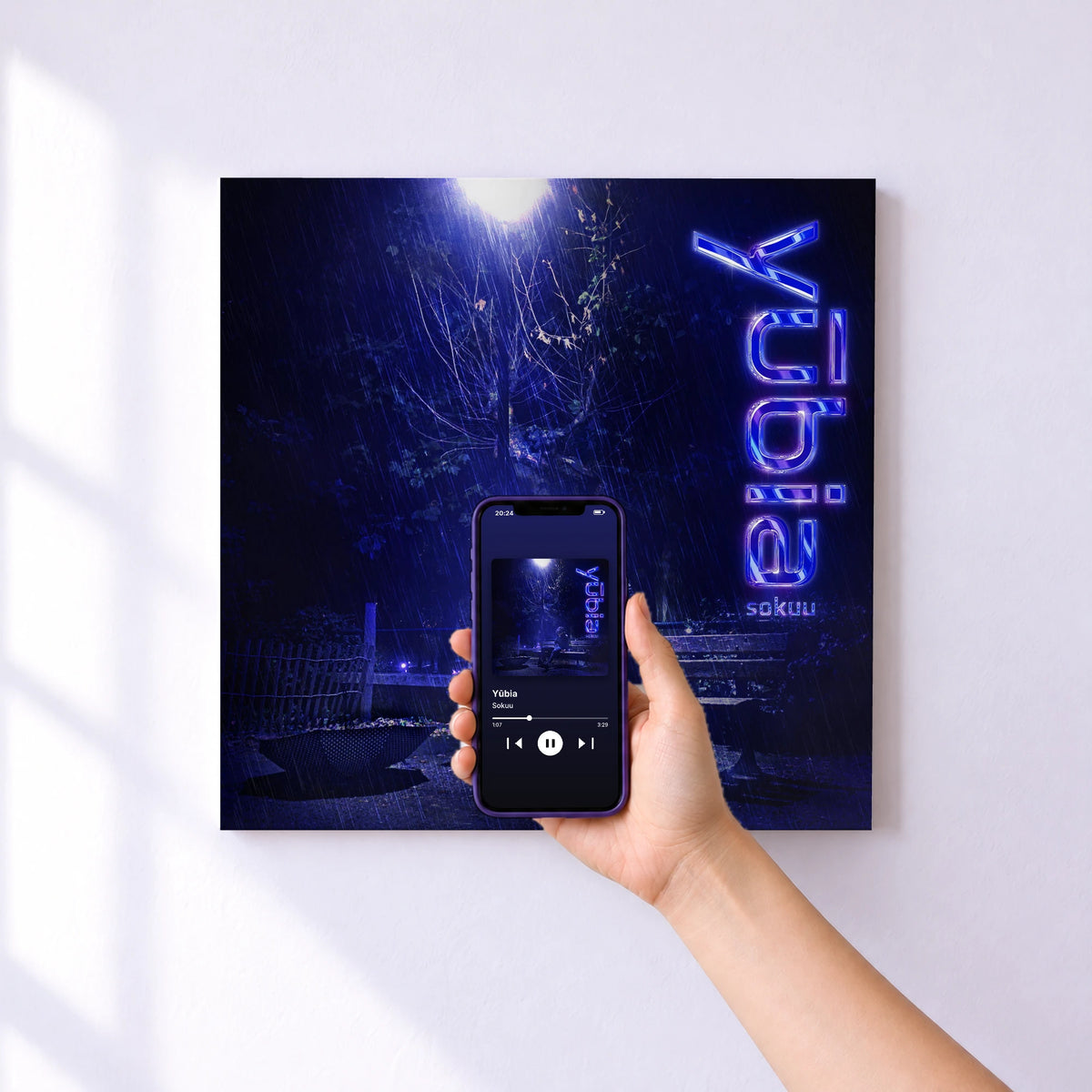 Affiche connectée Yūbia de Sokuu au mur : l'album se lance en approchant le téléphone