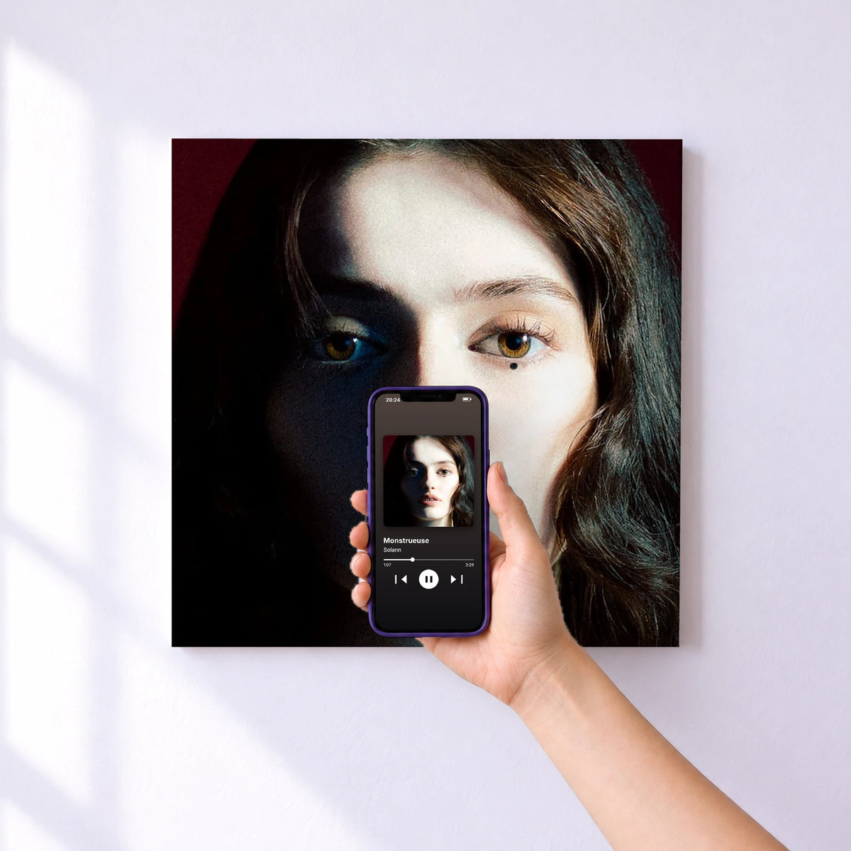 Affiche connectée Monstrueuse de Solann au mur : l'album se lance en approchant le téléphone