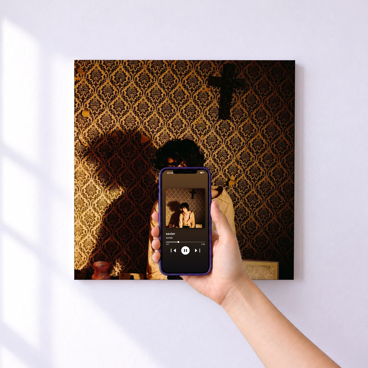 Affiche connectée savior de sombr au mur : l'album se lance en approchant le téléphone