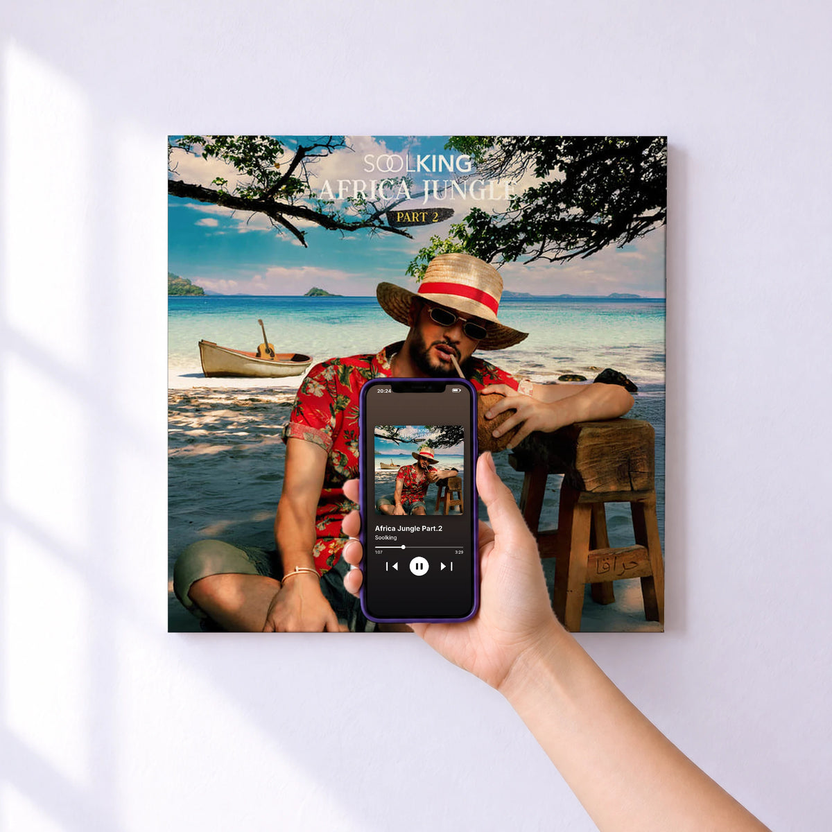 Affiche connectée Africa Jungle Part.2 de Soolking au mur : l'album se lance en approchant le téléphone
