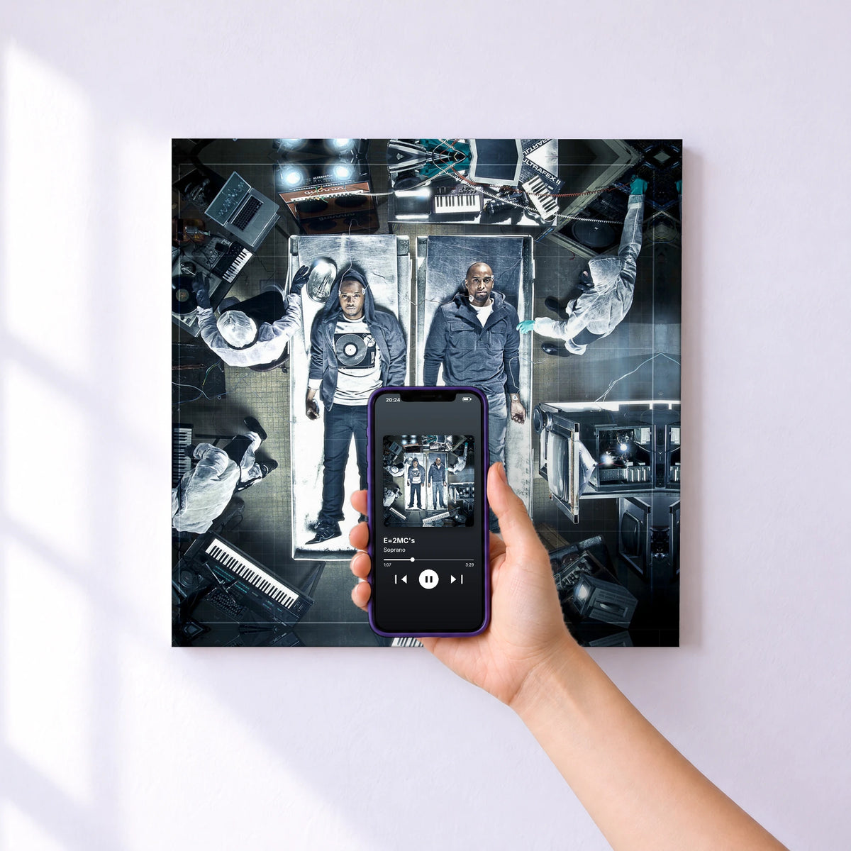 Affiche connectée E=2MC's de Soprano au mur : l'album se lance en approchant le téléphone