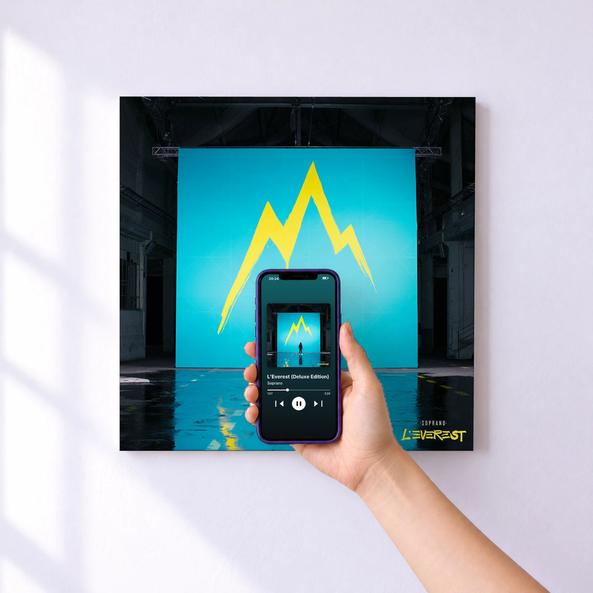 Affiche connectée L'Everest (Deluxe Edition) de Soprano au mur : l'album se lance en approchant le téléphone