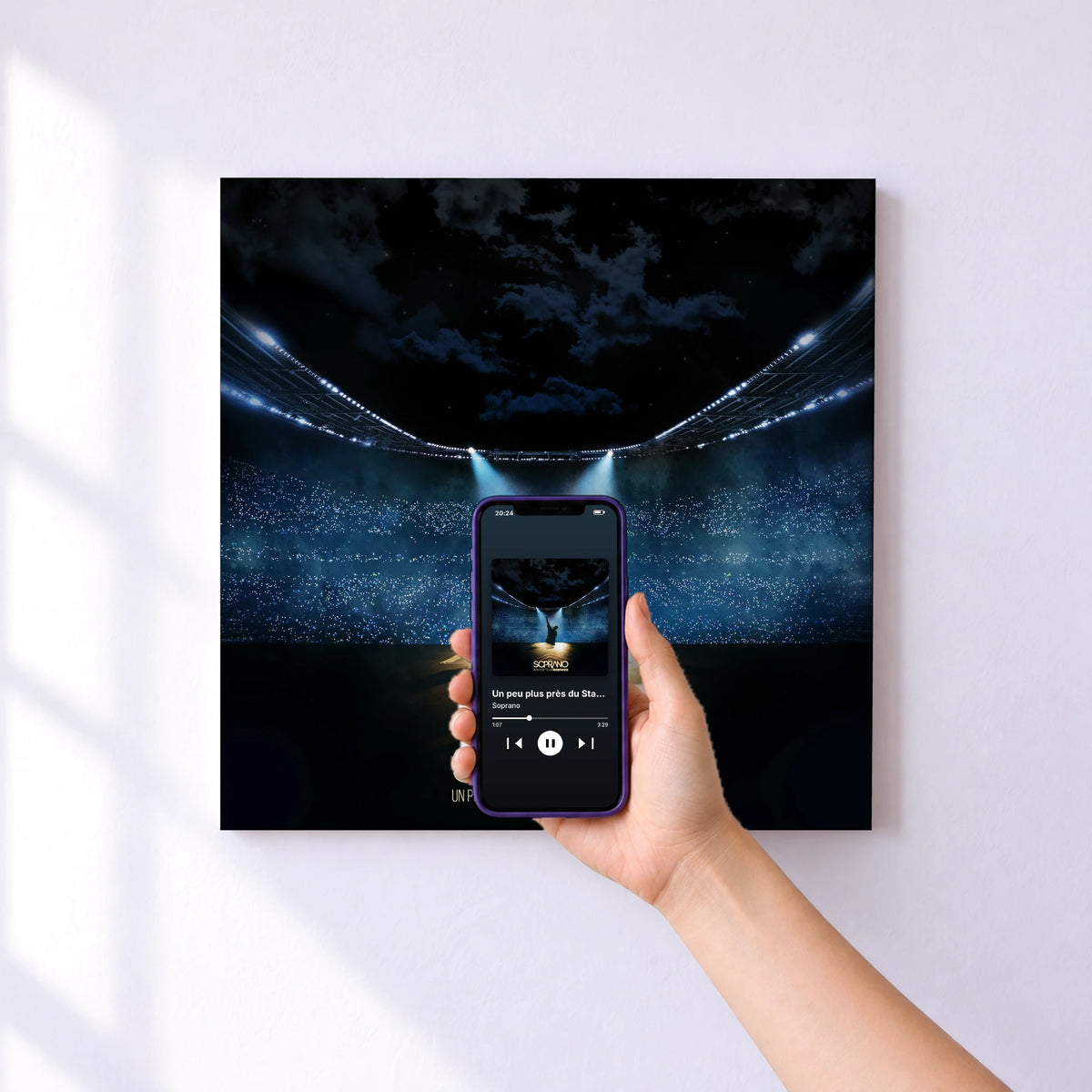 Affiche connectée Un peu plus près du Stade de France (Live au Stade de France, 2023) de Soprano au mur : l'album se lance en approchant le téléphone