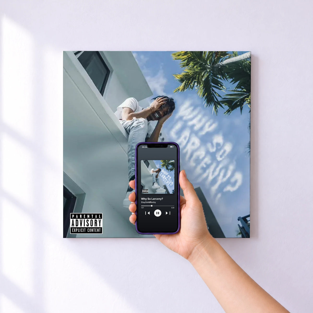 Affiche connectée Why So Larceny? de StaySolidRocky au mur : l'album se lance en approchant le téléphone