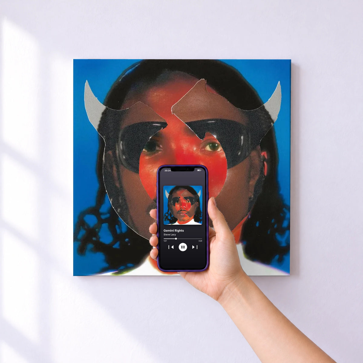Affiche connectée Gemini Rights de Steve Lacy au mur : l'album se lance en approchant le téléphone