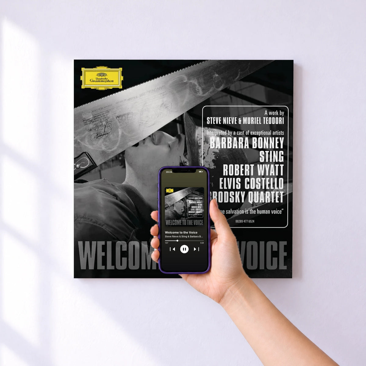 Affiche connectée Welcome to the Voice de Steve Nieve & Sting & Barbara Bonney & Elvis Costello & Robert Wyatt & Antoine Quessada & Ned Rothenberg & Brodsky Quart au mur : l'album se lance en approchant le téléphone
