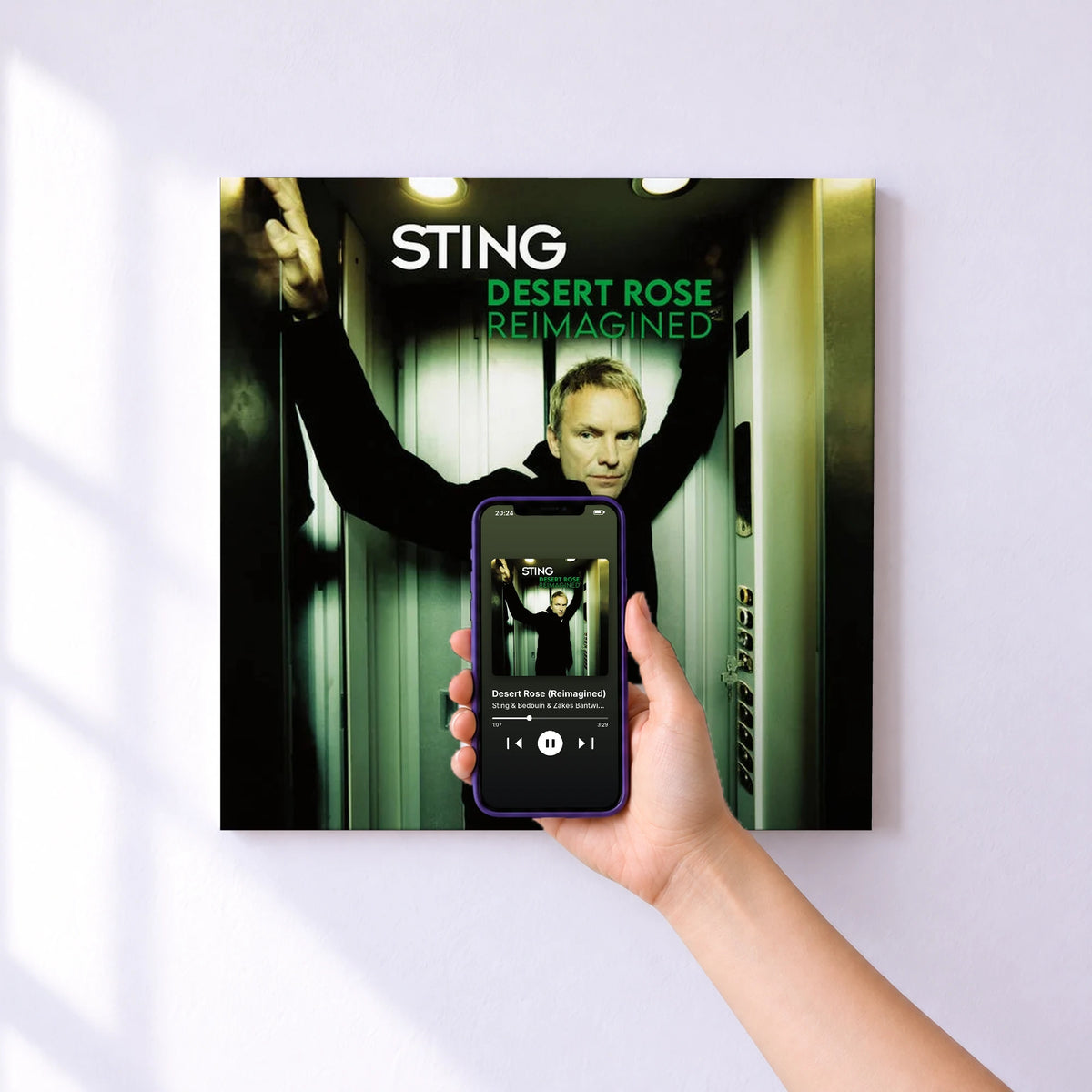 Affiche connectée Desert Rose (Reimagined) de Sting & Bedouin & Zakes Bantwini & Darque au mur : l'album se lance en approchant le téléphone