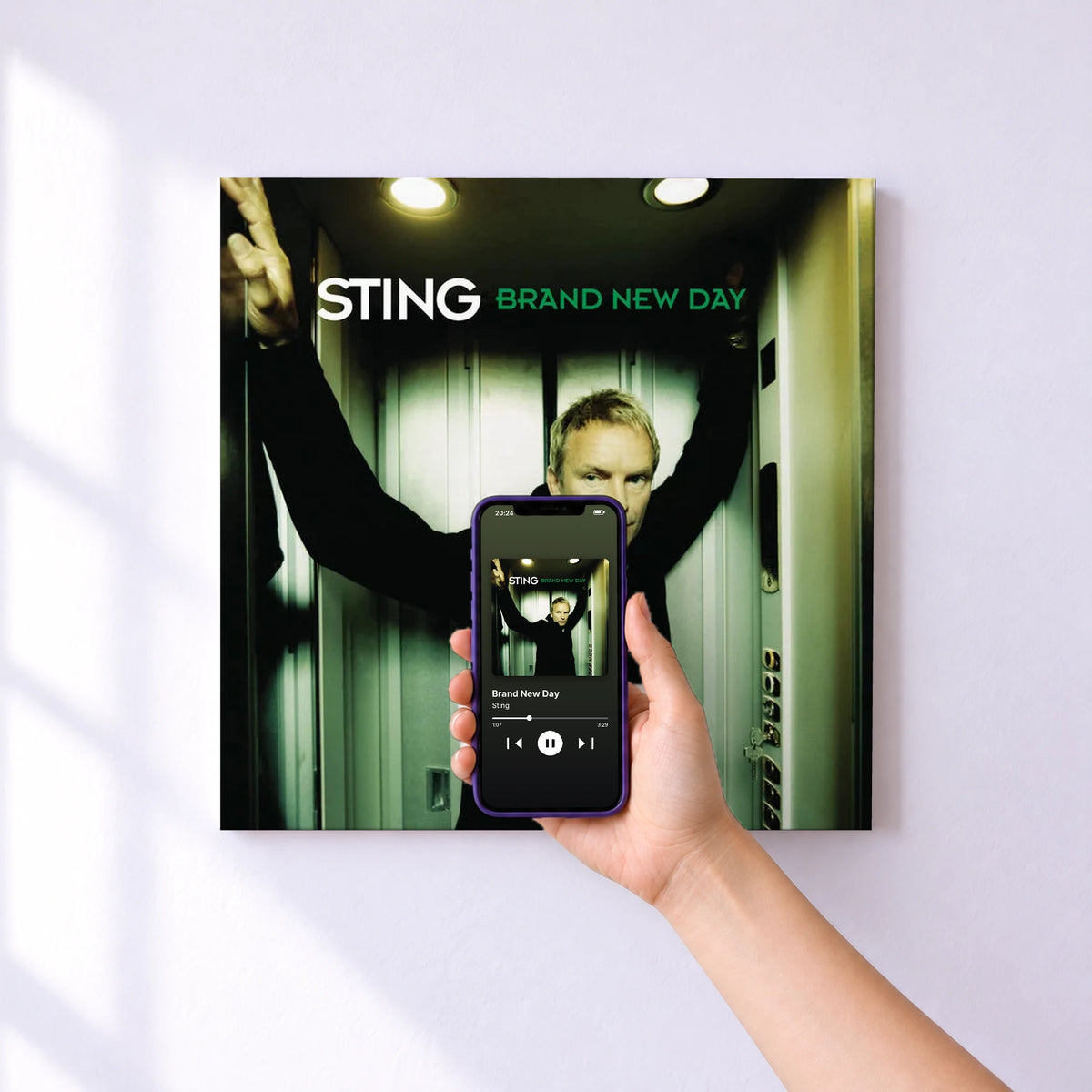 Affiche connectée Brand New Day de Sting au mur : l'album se lance en approchant le téléphone