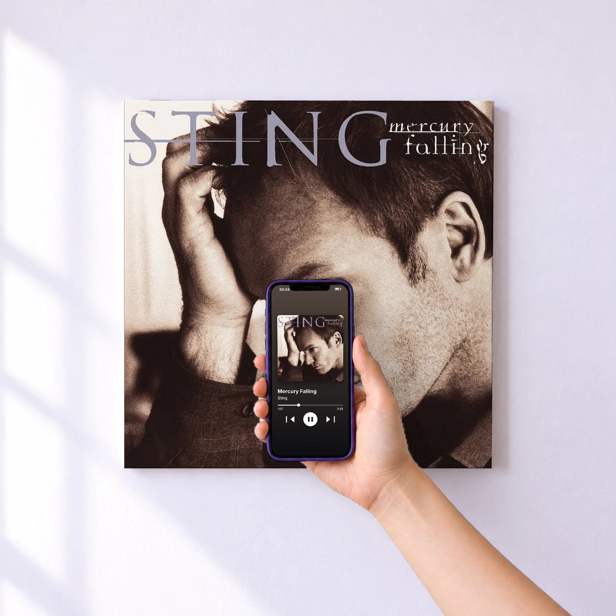 Affiche connectée Mercury Falling de Sting au mur : l'album se lance en approchant le téléphone