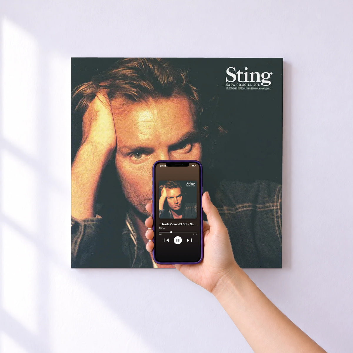Affiche connectée ...Nada Como El Sol - Selecciones Especiales En Espanol Y Portugues de Sting au mur : l'album se lance en approchant le téléphone