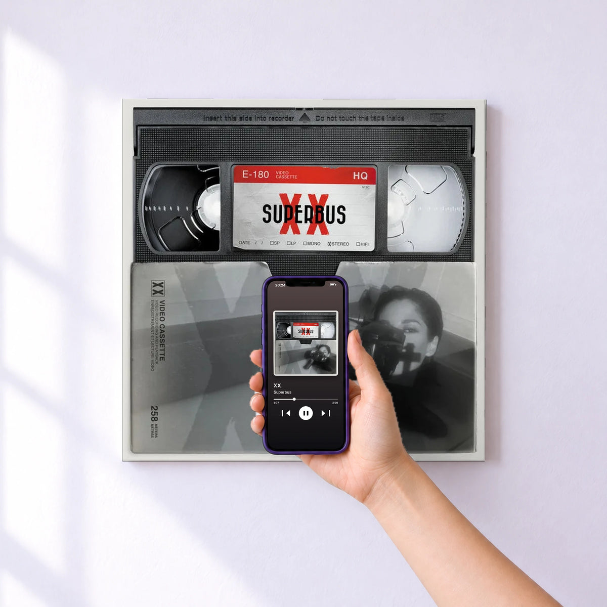 Affiche connectée XX de Superbus au mur : l'album se lance en approchant le téléphone