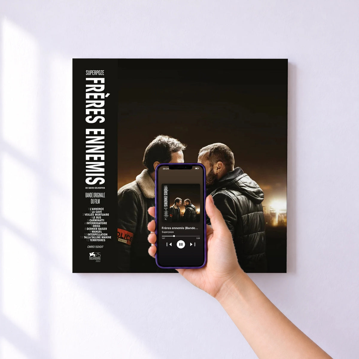 Affiche connectée Frères ennemis (Bande originale du film) de Superpoze au mur : l'album se lance en approchant le téléphone