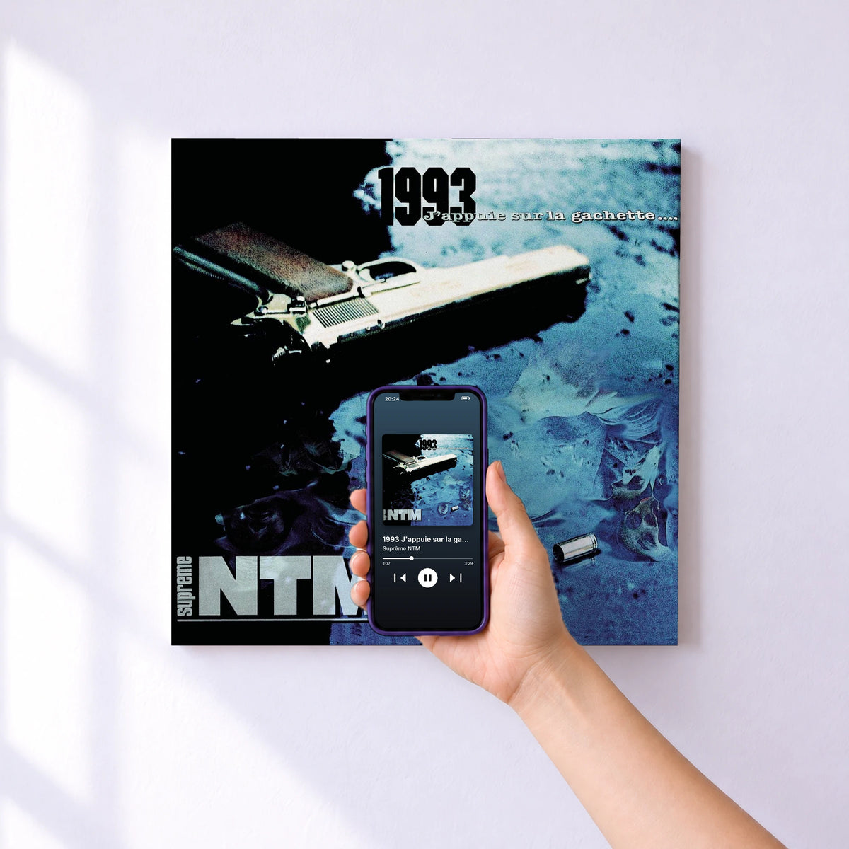 Affiche connectée 1993 J'appuie sur la gachette... de Suprême NTM au mur : l'album se lance en approchant le téléphone