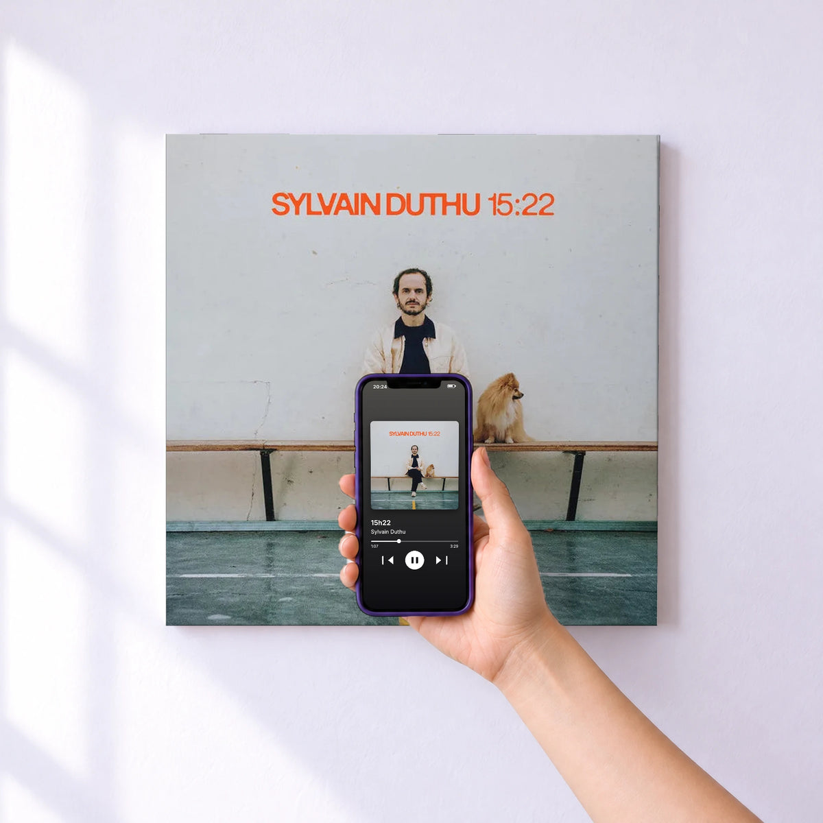 Affiche connectée 15h22 de Sylvain Duthu au mur : l'album se lance en approchant le téléphone