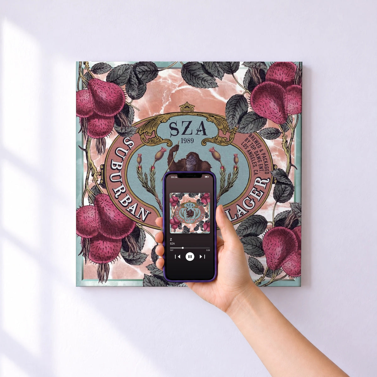 Affiche connectée Z de SZA au mur : l'album se lance en approchant le téléphone
