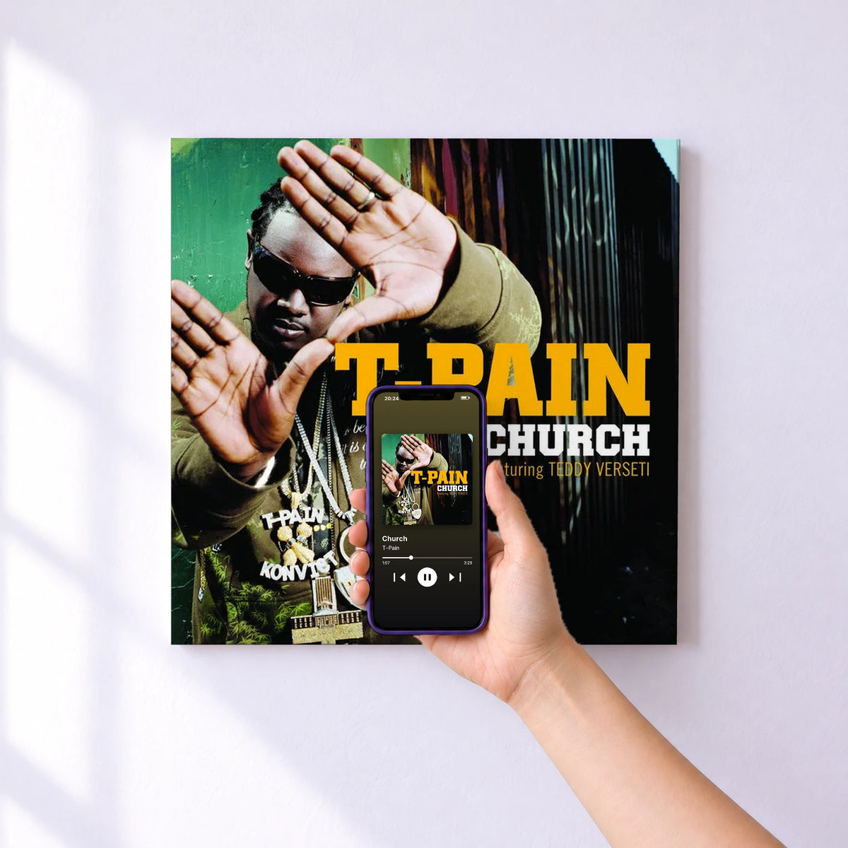 Affiche connectée Church de T-Pain au mur : l'album se lance en approchant le téléphone