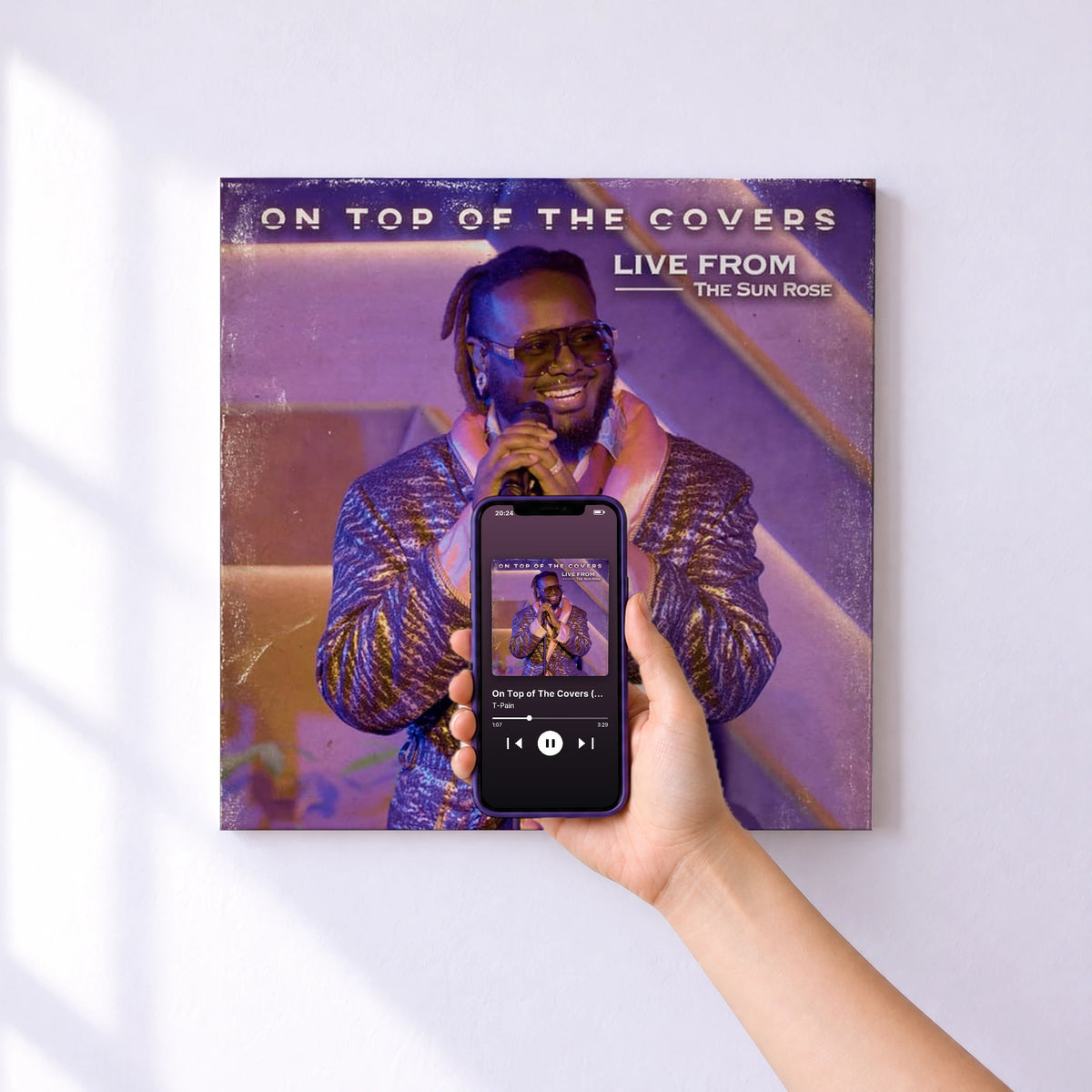 Affiche connectée On Top of The Covers (Live from The Sun Rose) de T-Pain au mur : l'album se lance en approchant le téléphone