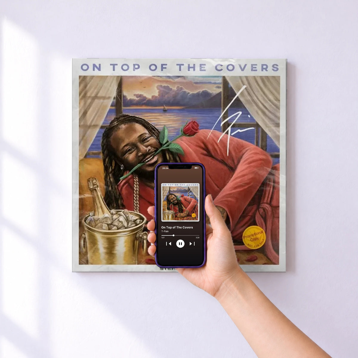 Affiche connectée On Top of The Covers de T-Pain au mur : l'album se lance en approchant le téléphone