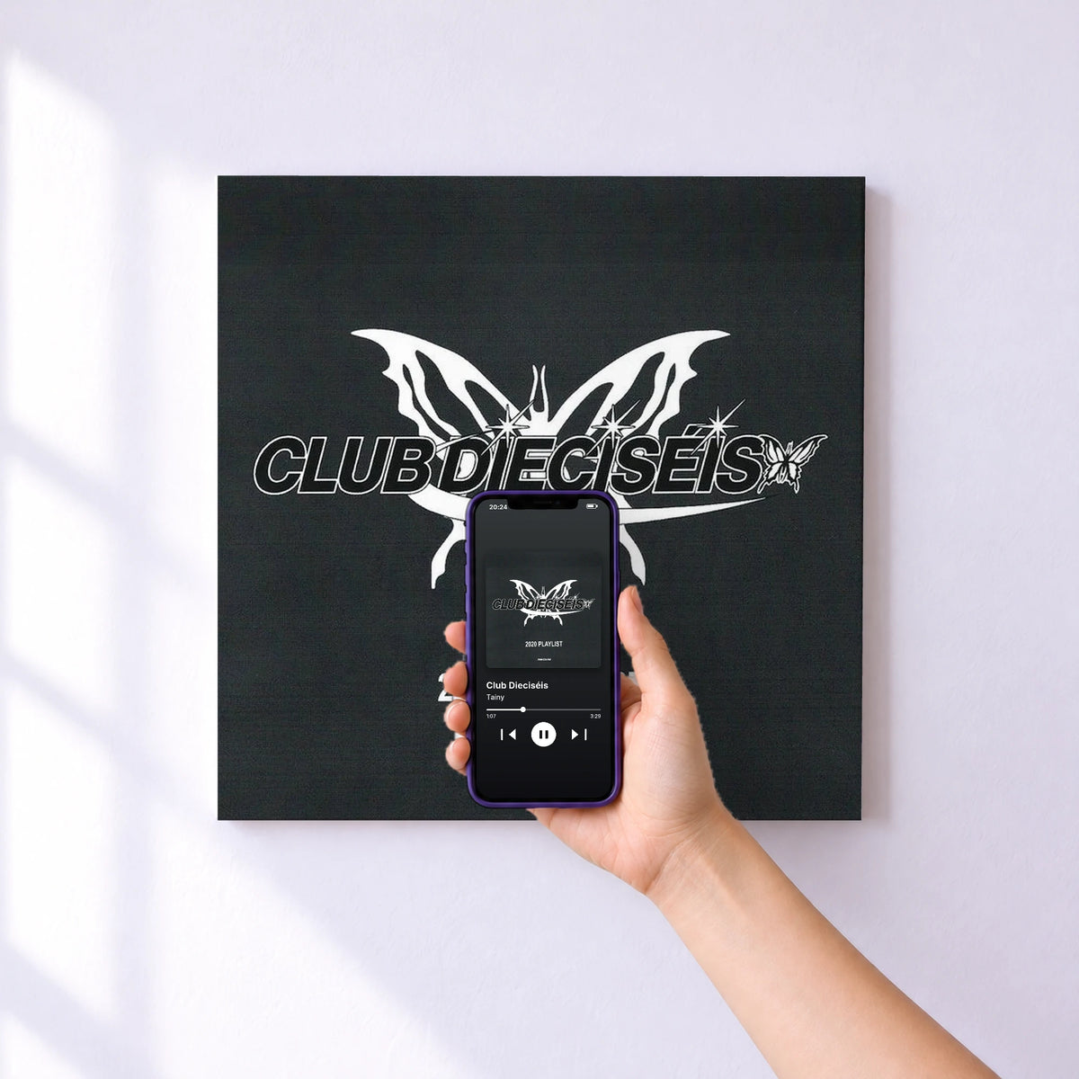 Affiche connectée Club Dieciséis de Tainy au mur : l'album se lance en approchant le téléphone