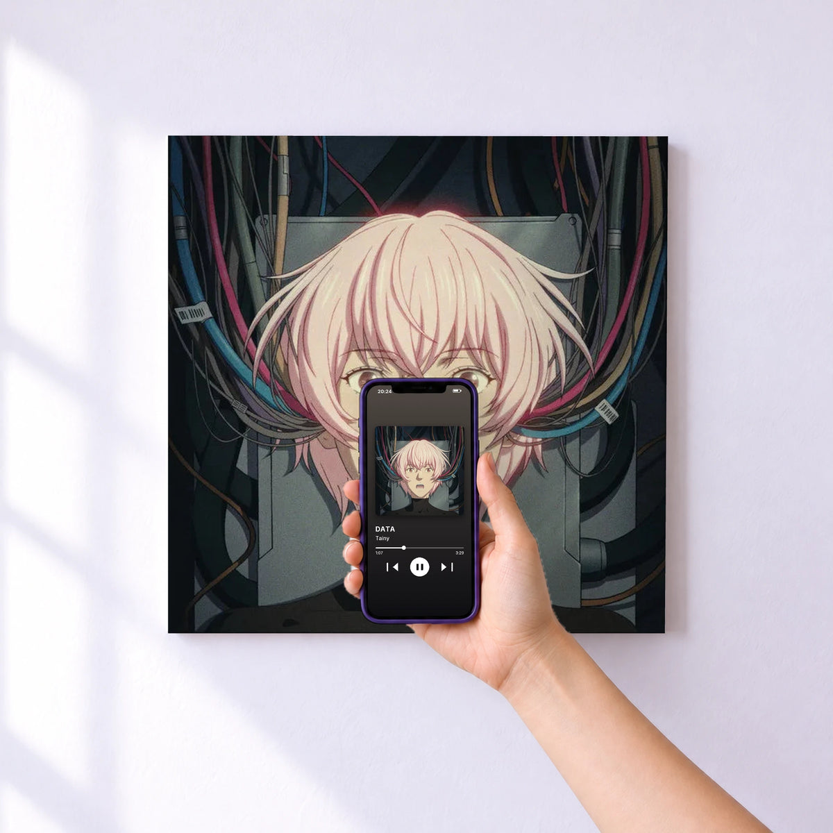 Affiche connectée DATA de Tainy au mur : l'album se lance en approchant le téléphone