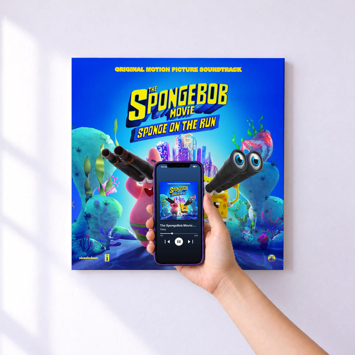 Affiche connectée The SpongeBob Movie: Sponge On The Run (Original Motion Picture Soundtrack) de Tainy au mur : l'album se lance en approchant le téléphone