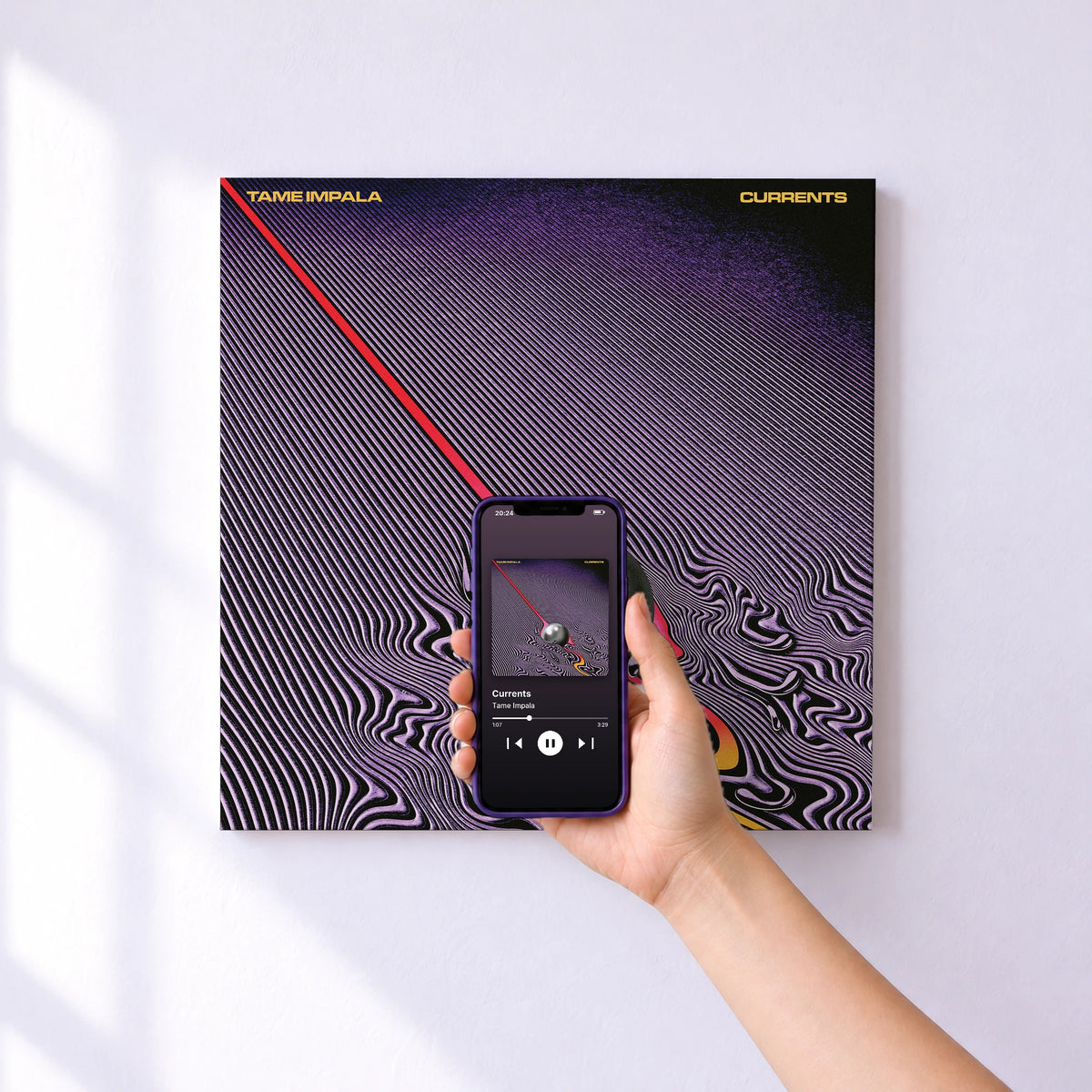 Affiche connectée Currents de Tame Impala au mur : l'album se lance en approchant le téléphone