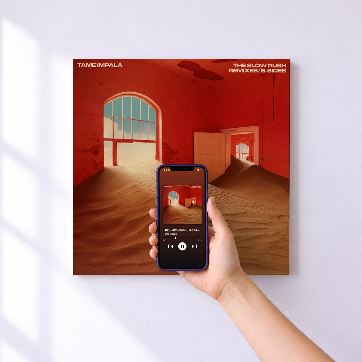 Affiche connectée The Slow Rush B-Sides & Remixes de Tame Impala au mur : l'album se lance en approchant le téléphone