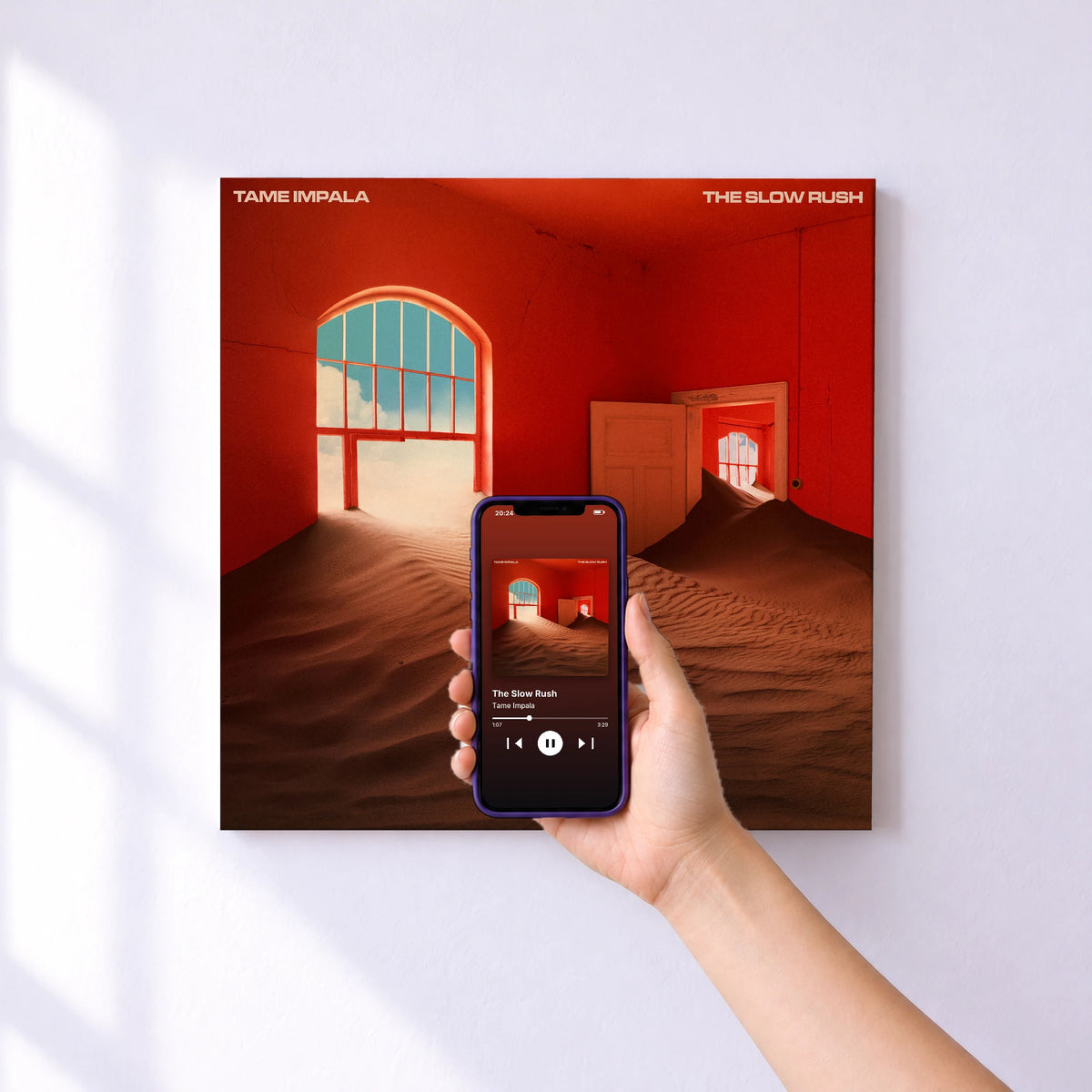 Affiche connectée The Slow Rush de Tame Impala au mur : l'album se lance en approchant le téléphone