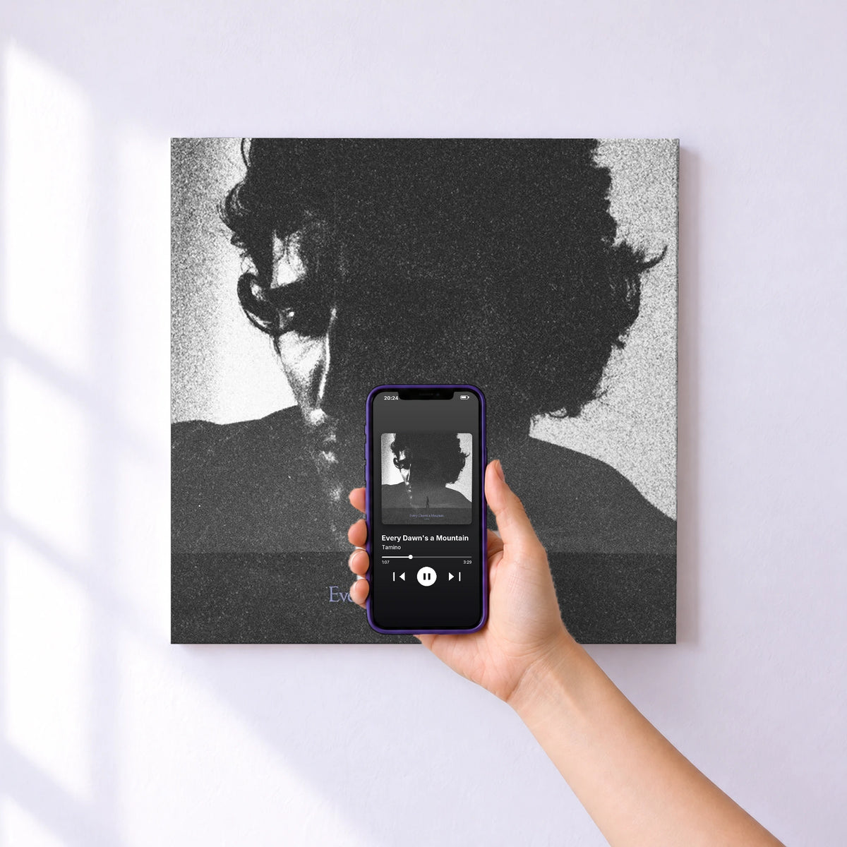 Affiche connectée Every Dawn's a Mountain de Tamino au mur : l'album se lance en approchant le téléphone