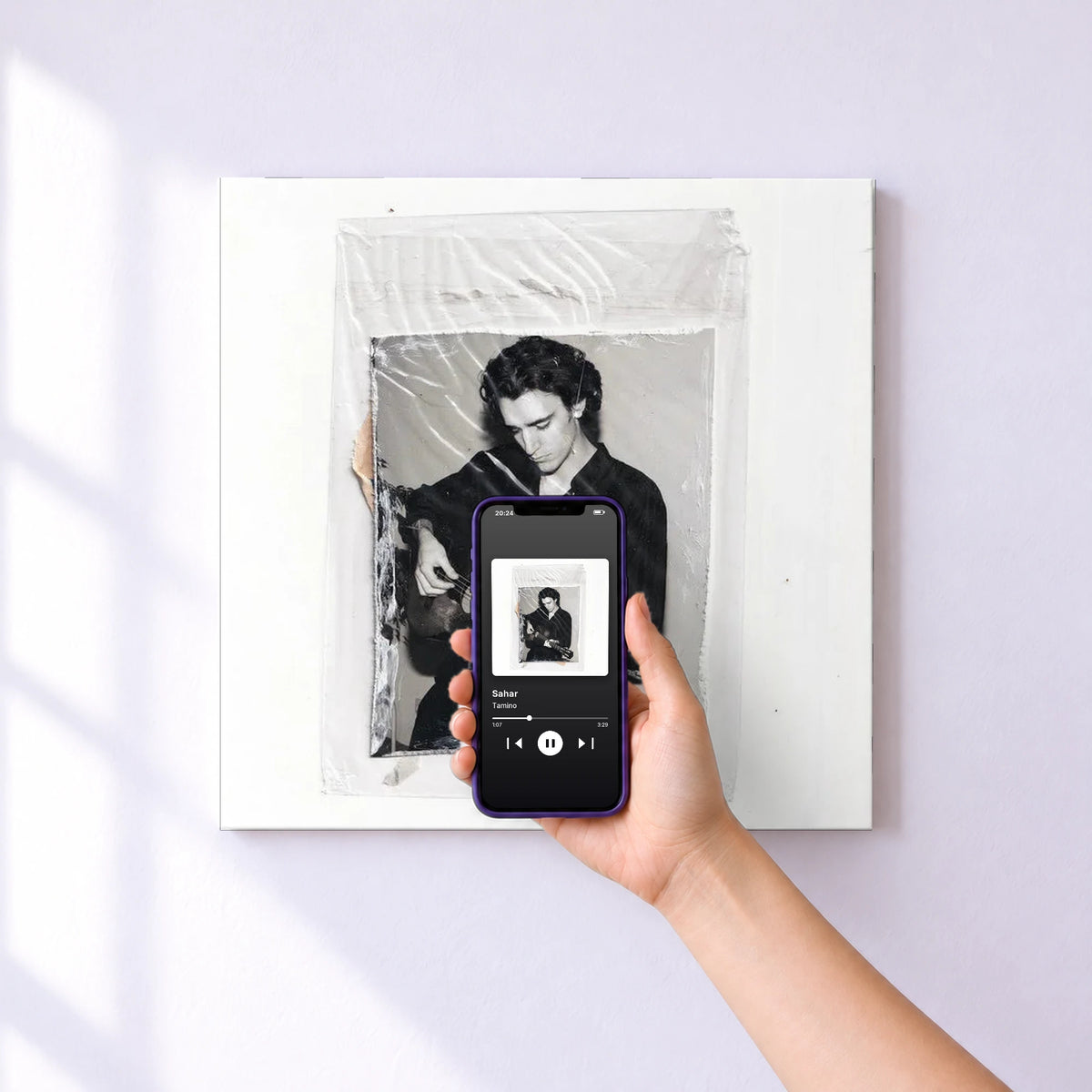 Affiche connectée Sahar de Tamino au mur : l'album se lance en approchant le téléphone