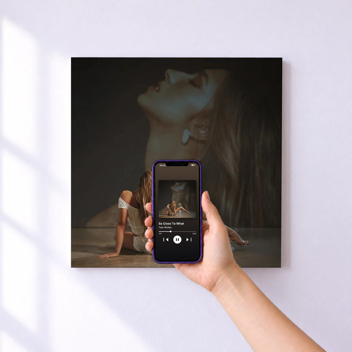 Affiche connectée So Close To What de Tate McRae au mur : l'album se lance en approchant le téléphone