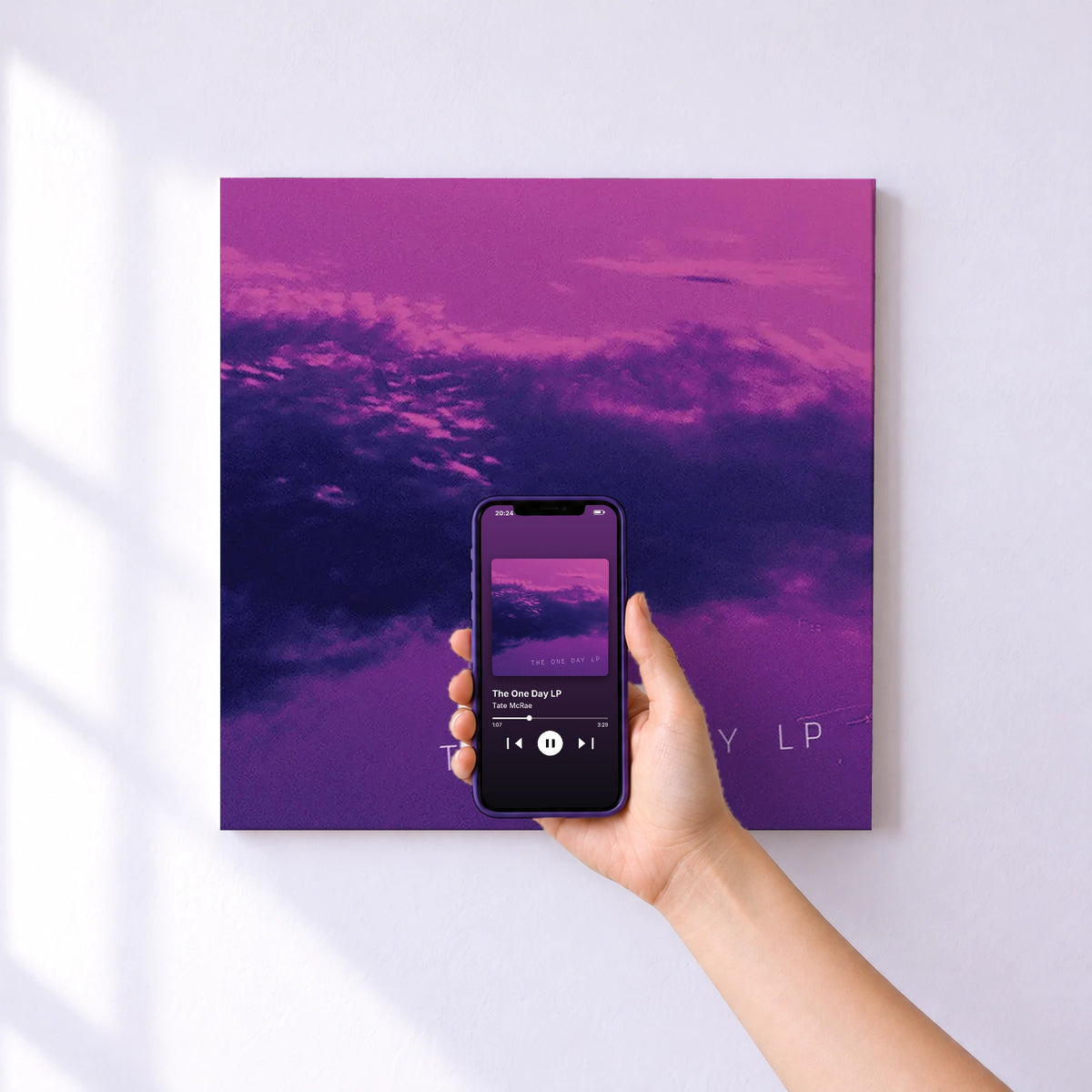 Affiche connectée The One Day LP de Tate McRae au mur : l'album se lance en approchant le téléphone