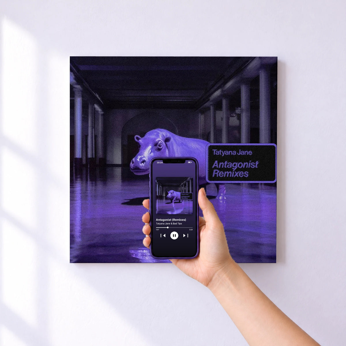 Affiche connectée Antagonist (Remixes) de Tatyana Jane & Bad Tips au mur : l'album se lance en approchant le téléphone