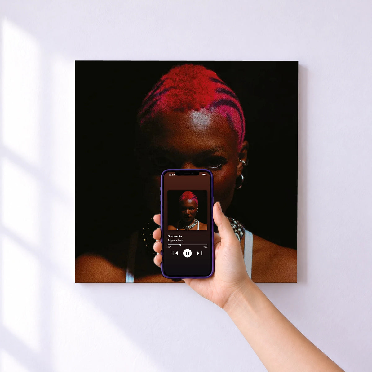 Affiche connectée Discordia de Tatyana Jane au mur : l'album se lance en approchant le téléphone