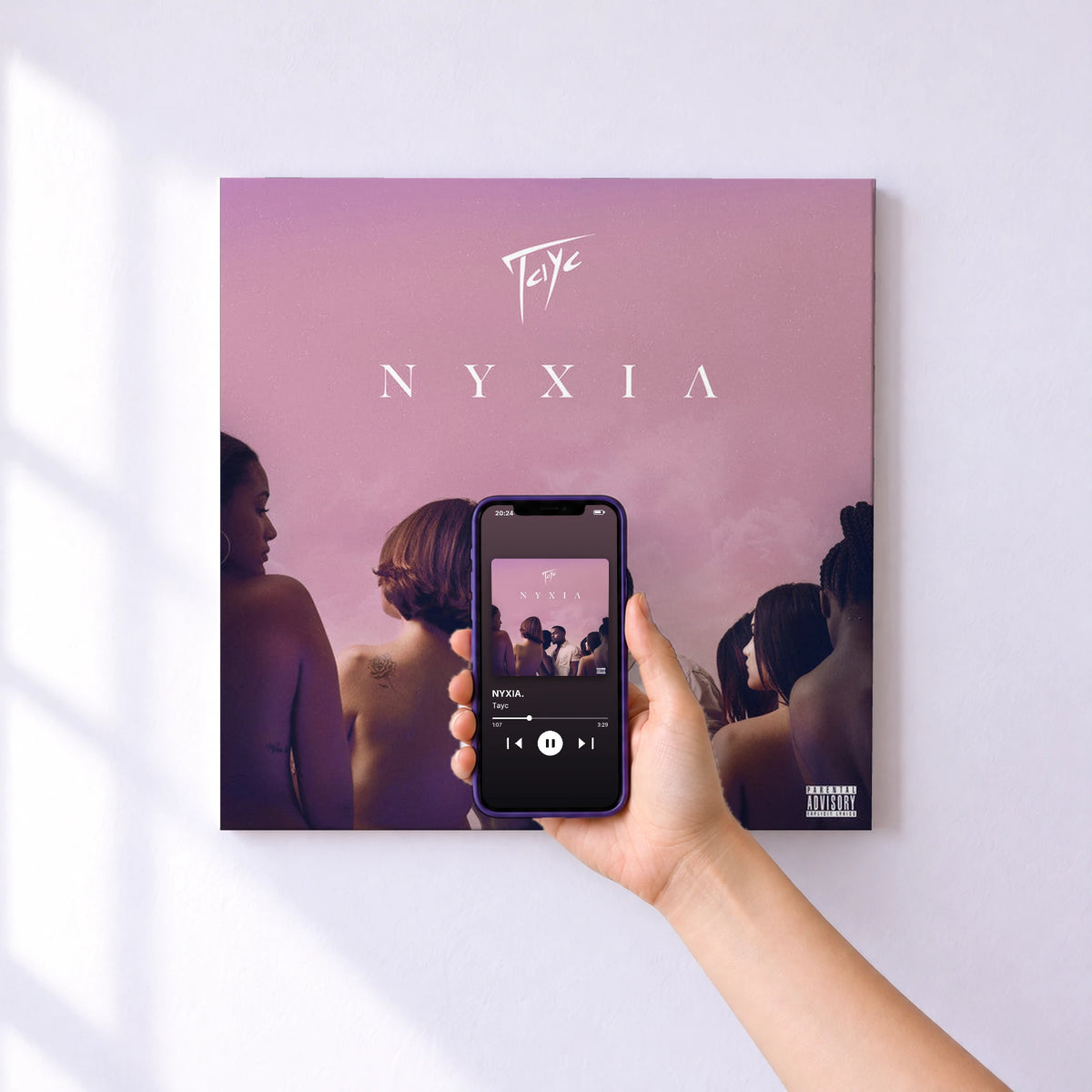 Affiche connectée NYXIA. de Tayc au mur : l'album se lance en approchant le téléphone