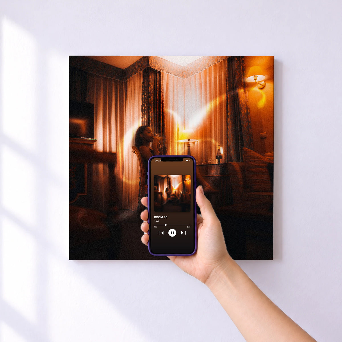 Affiche connectée ROOM 96 de Tayc au mur : l'album se lance en approchant le téléphone