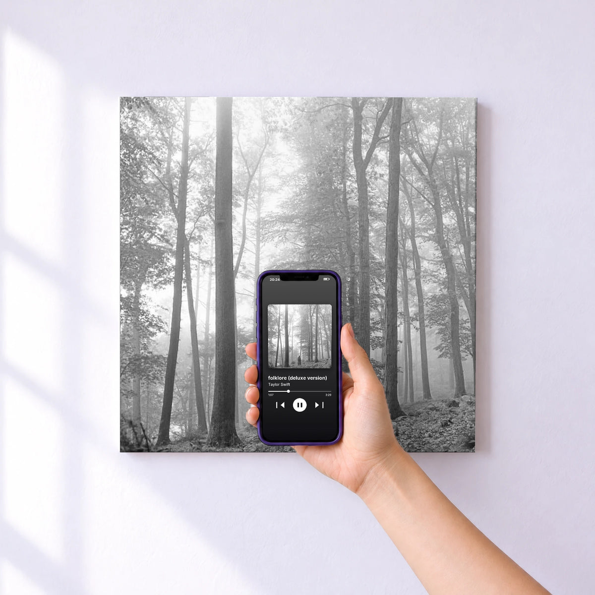 Affiche connectée folklore (deluxe version) de Taylor Swift au mur : l'album se lance en approchant le téléphone