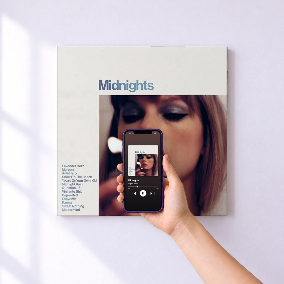 Affiche connectée Midnights de Taylor Swift au mur : l'album se lance en approchant le téléphone