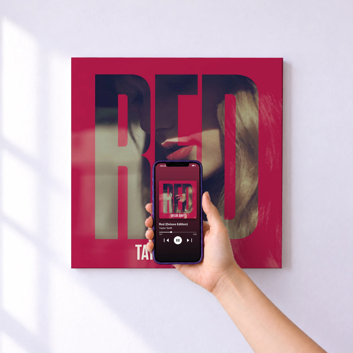 Affiche connectée Red (Deluxe Edition) de Taylor Swift au mur : l'album se lance en approchant le téléphone