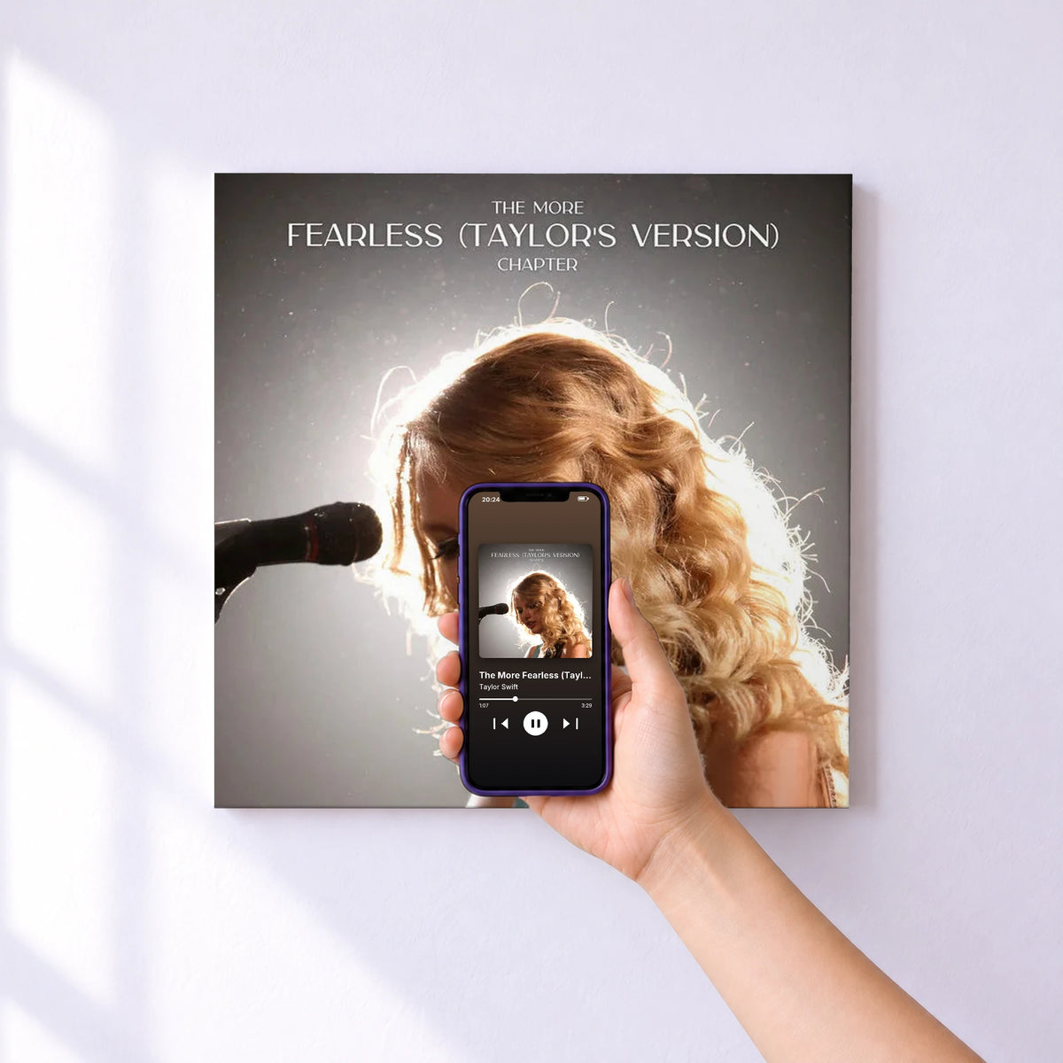 Affiche connectée The More Fearless (Taylor’s Version) Chapter de Taylor Swift au mur : l'album se lance en approchant le téléphone