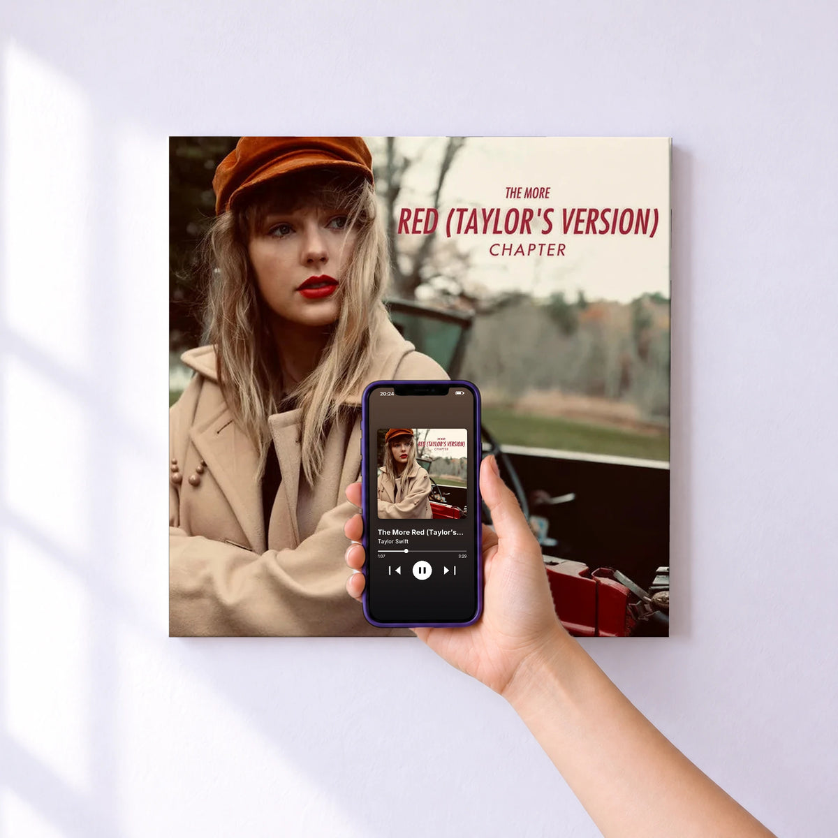 Affiche connectée The More Red (Taylor’s Version) Chapter de Taylor Swift au mur : l'album se lance en approchant le téléphone