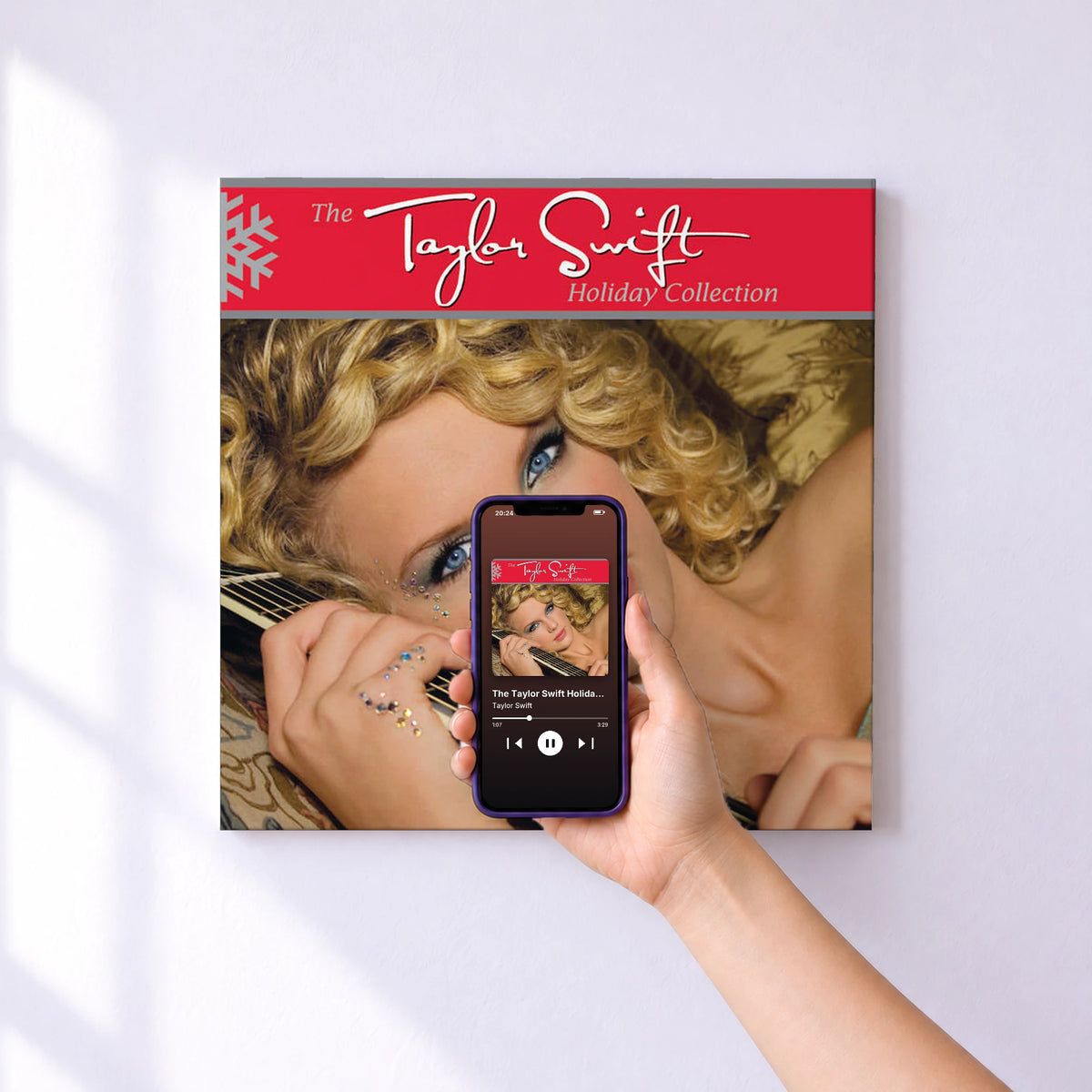 Affiche connectée The Taylor Swift Holiday Collection de Taylor Swift au mur : l'album se lance en approchant le téléphone