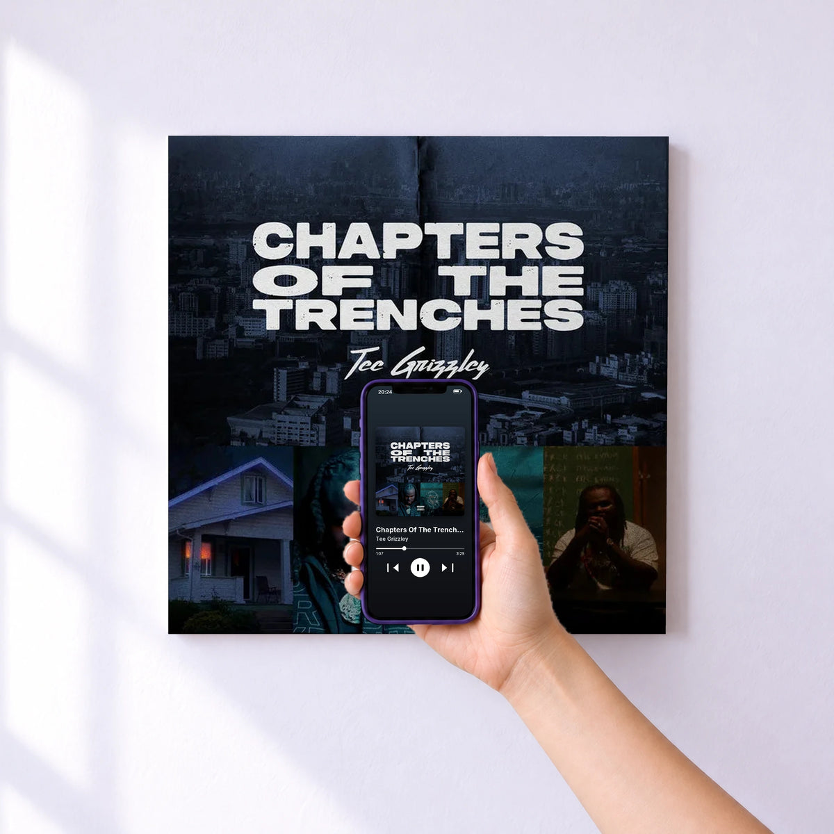 Affiche connectée Chapters Of The Trenches de Tee Grizzley au mur : l'album se lance en approchant le téléphone