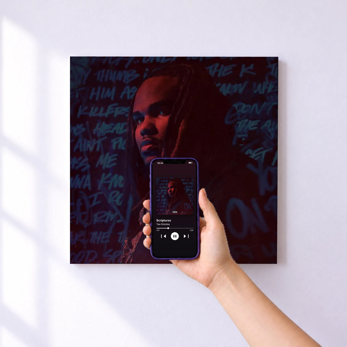 Affiche connectée Scriptures de Tee Grizzley au mur : l'album se lance en approchant le téléphone