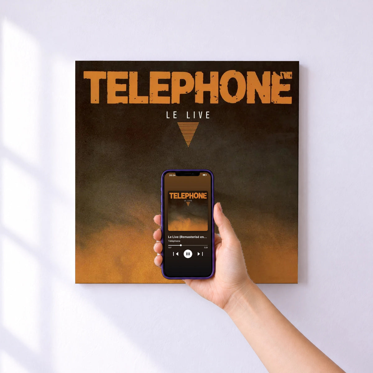 Affiche connectée Le Live (Remasterisé en 2015) de Téléphone au mur : l'album se lance en approchant le téléphone