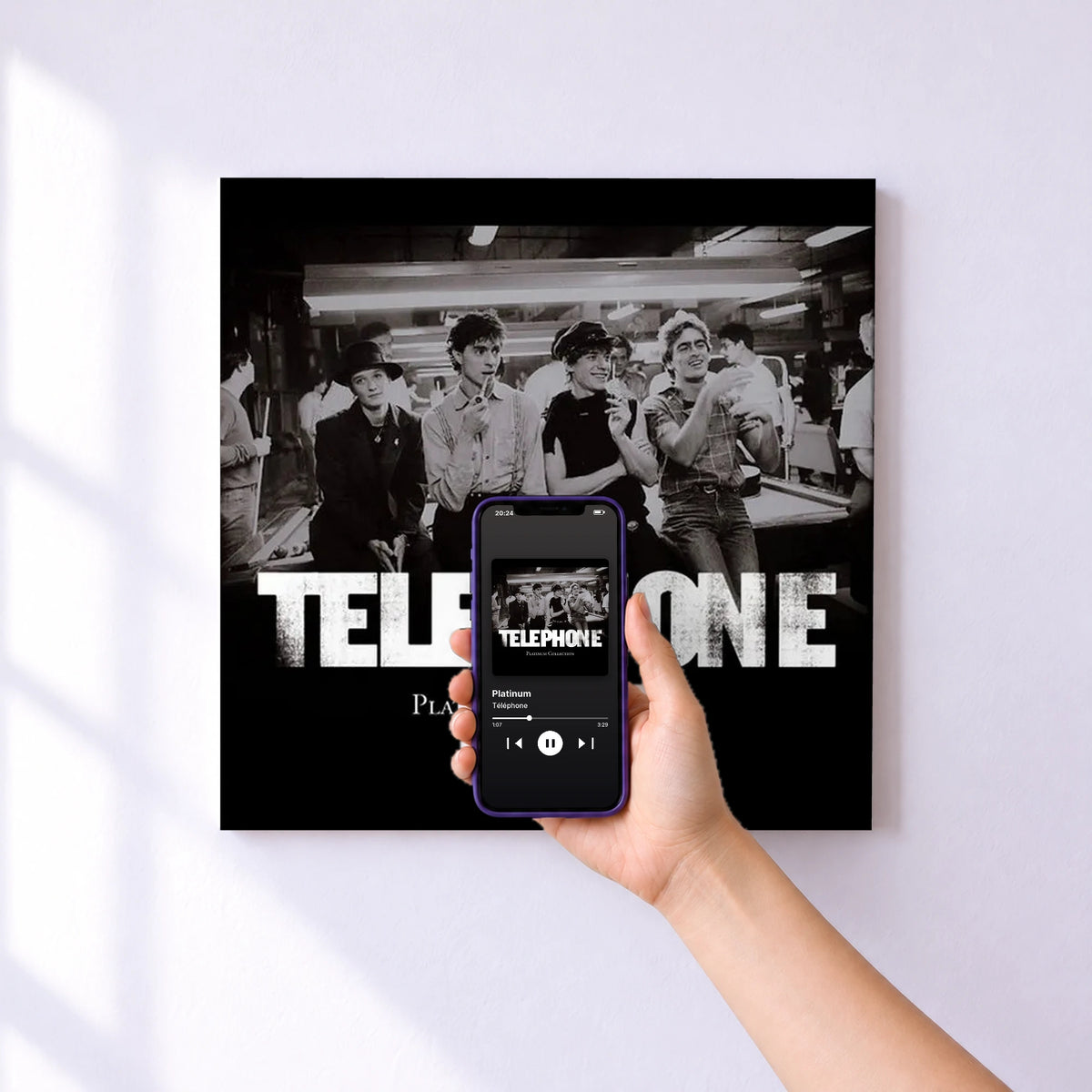 Affiche connectée Platinum de Téléphone au mur : l'album se lance en approchant le téléphone